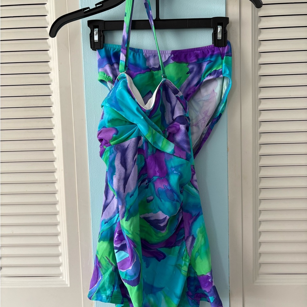 Pretty Venus tankini. Size 6 bottom. Size 10 top. Pretty colors.